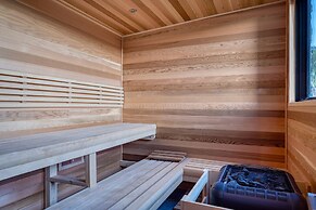 Reflection by Avantstay Sleeps 18 Lake Views Hot Tub Game Room