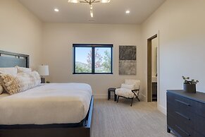 Reflection by Avantstay Sleeps 18 Lake Views Hot Tub Game Room