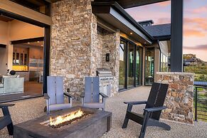 Reflection by Avantstay Sleeps 18 Lake Views Hot Tub Game Room