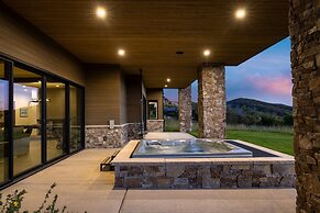 Reflection by Avantstay Sleeps 18 Lake Views Hot Tub Game Room