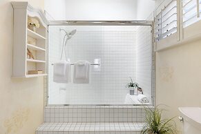 Shoreline Villa by Avantstay Steps to the Beach Bay Pier