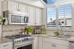 Shoreline Villa by Avantstay Steps to the Beach Bay Pier