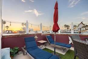 Shoreline Villa by Avantstay Steps to the Beach Bay Pier