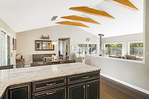 Cabin in the Sky by Avantstay Deck w Views