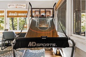 Cabin in the Sky by Avantstay Deck w Views