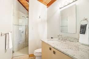 Cabin in the Sky by Avantstay Deck w Views