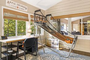 Cabin in the Sky by Avantstay Deck w Views