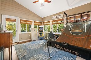 Cabin in the Sky by Avantstay Deck w Views