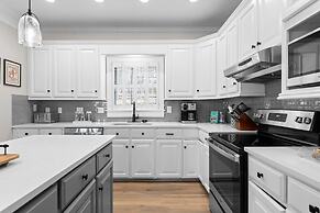 Winding Down by Avantstay Sleeps 20 Dock View