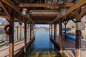 Winding Down by Avantstay Sleeps 20 Dock View