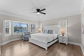 Winding Down by Avantstay Sleeps 20 Dock View