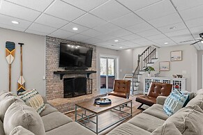 Winding Down by Avantstay Sleeps 20 Dock View