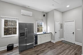 Winding Down by Avantstay Sleeps 20 Dock View