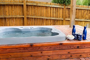 Old Mill Getaway by Avantstay Private Backyard w Hot Tub