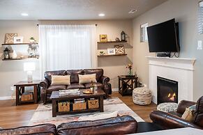 Old Mill Getaway by Avantstay Private Backyard w Hot Tub