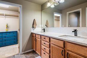 Old Mill Getaway by Avantstay Private Backyard w Hot Tub