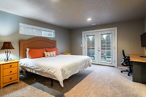 Old Mill Getaway by Avantstay Private Backyard w Hot Tub