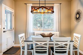 Old Mill Getaway by Avantstay Private Backyard w Hot Tub