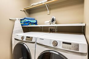 Old Mill Getaway by Avantstay Private Backyard w Hot Tub