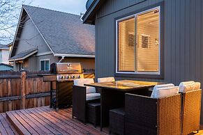 Old Mill Getaway by Avantstay Private Backyard w Hot Tub