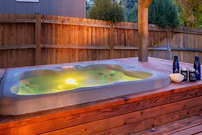 Old Mill Getaway by Avantstay Private Backyard w Hot Tub