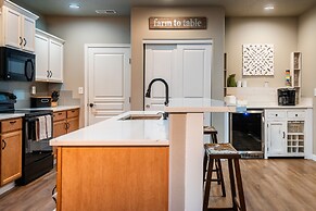 Old Mill Getaway by Avantstay Private Backyard w Hot Tub