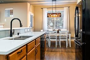 Old Mill Getaway by Avantstay Private Backyard w Hot Tub