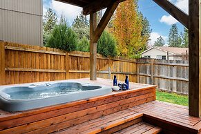 Old Mill Getaway by Avantstay Private Backyard w Hot Tub