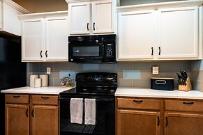 Old Mill Getaway by Avantstay Private Backyard w Hot Tub