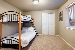 Old Mill Getaway by Avantstay Private Backyard w Hot Tub