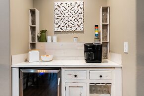 Old Mill Getaway by Avantstay Private Backyard w Hot Tub