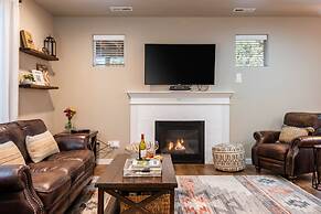 Old Mill Getaway by Avantstay Private Backyard w Hot Tub