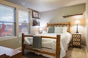 Old Mill Getaway by Avantstay Private Backyard w Hot Tub