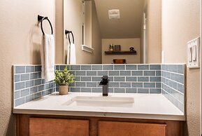 Old Mill Getaway by Avantstay Private Backyard w Hot Tub