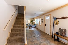 Sweet Pine by Avantstay Cozy Character Cottage in Tahoma