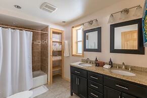 Sweet Pine by Avantstay Cozy Character Cottage in Tahoma