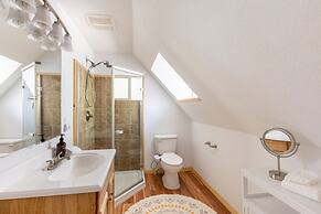 Sweet Pine by Avantstay Cozy Character Cottage in Tahoma