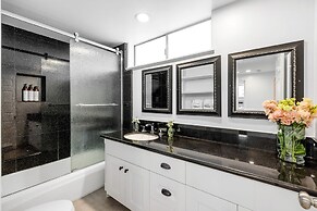 Shelly by Avantstay Steps to the Beach Deck w Ocean Views 5bdr