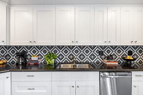 Shelly by Avantstay Steps to the Beach Deck w Ocean Views 5bdr