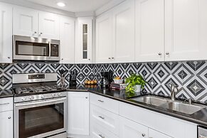 Shelly by Avantstay Steps to the Beach Deck w Ocean Views 5bdr