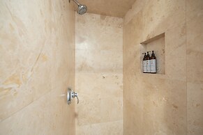 Shelly by Avantstay Steps to the Beach Deck w Ocean Views 5bdr