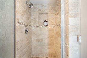 Shelly by Avantstay Steps to the Beach Deck w Ocean Views 5bdr