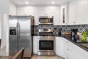 Shelly by Avantstay Steps to the Beach Deck w Ocean Views 5bdr