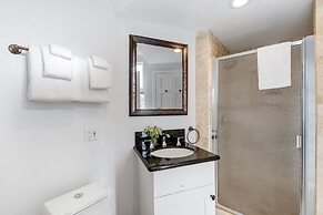 Shelly by Avantstay Steps to the Beach Deck w Ocean Views 5bdr