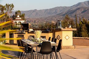 Sangiovese By Avantstay Spectacular Estate w Pool Hot Tub Putting Gree