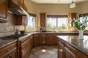 Sangiovese By Avantstay Spectacular Estate w Pool Hot Tub Putting Gree