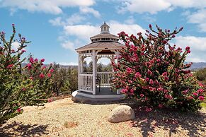 Sangiovese By Avantstay Spectacular Estate w Pool Hot Tub Putting Gree