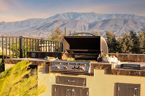 Sangiovese By Avantstay Spectacular Estate w Pool Hot Tub Putting Gree