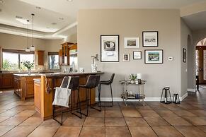 Sangiovese By Avantstay Spectacular Estate w Pool Hot Tub Putting Gree