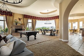 Sangiovese By Avantstay Spectacular Estate w Pool Hot Tub Putting Gree